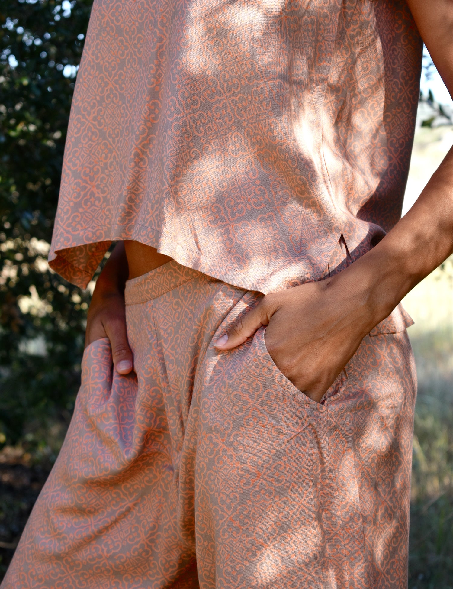 Close up of the Alba set, focus on hands in side pockets